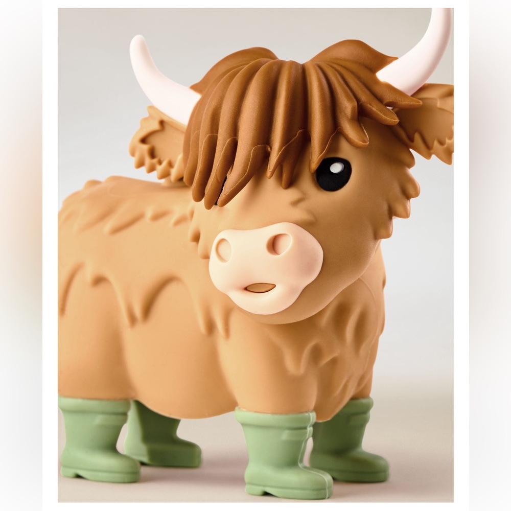 Adorable highland cow pocketboc holder. NWT.